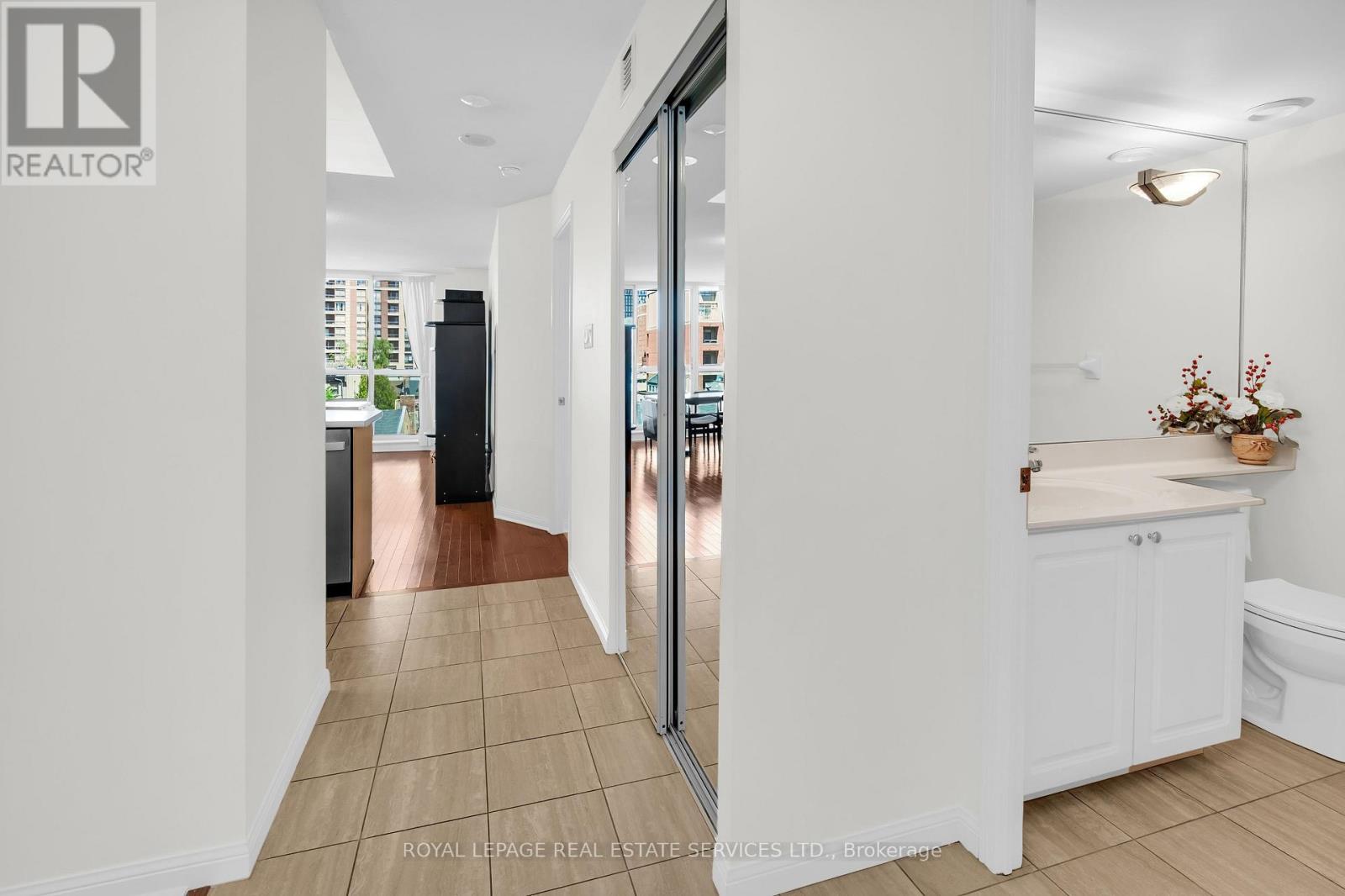 #704 109 FRONT STREET E - 5