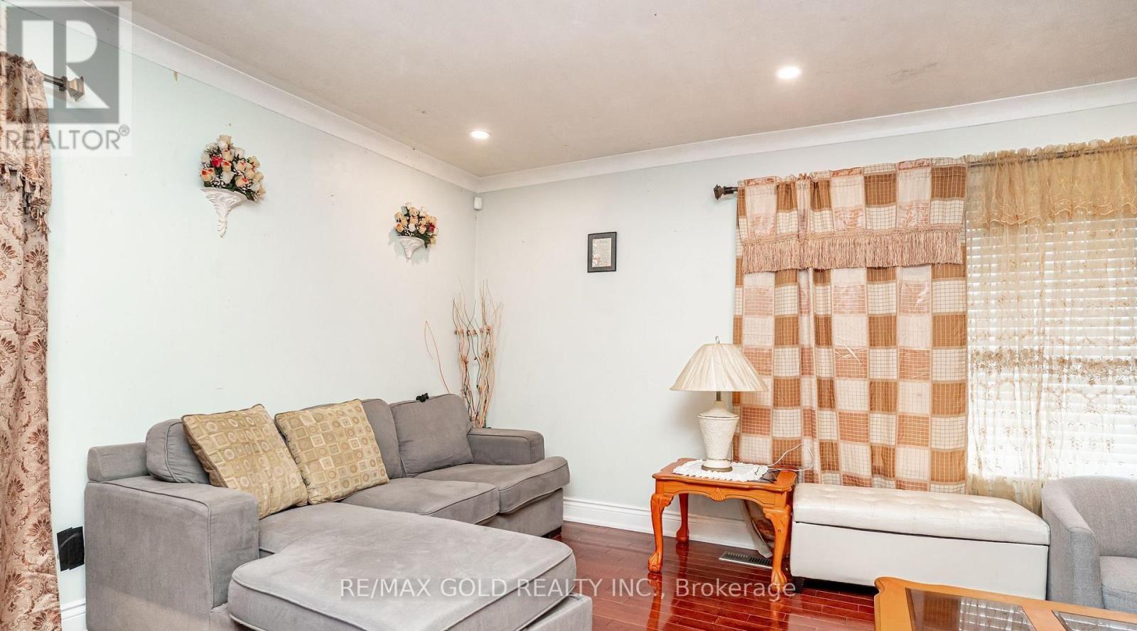 37 CARLYLE CRESCENT - 10
