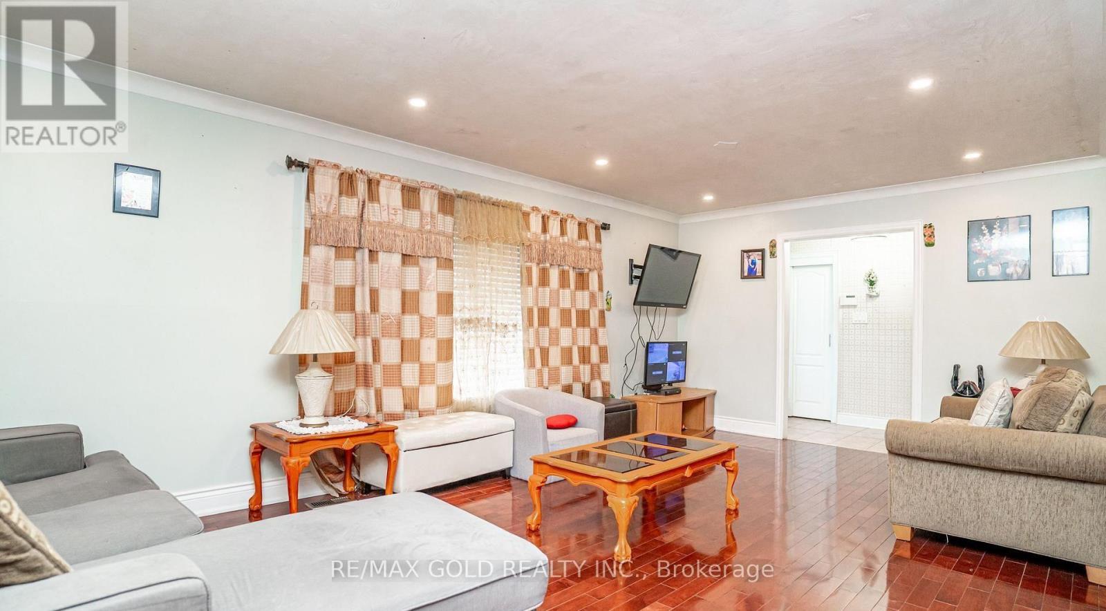37 CARLYLE CRESCENT - 11