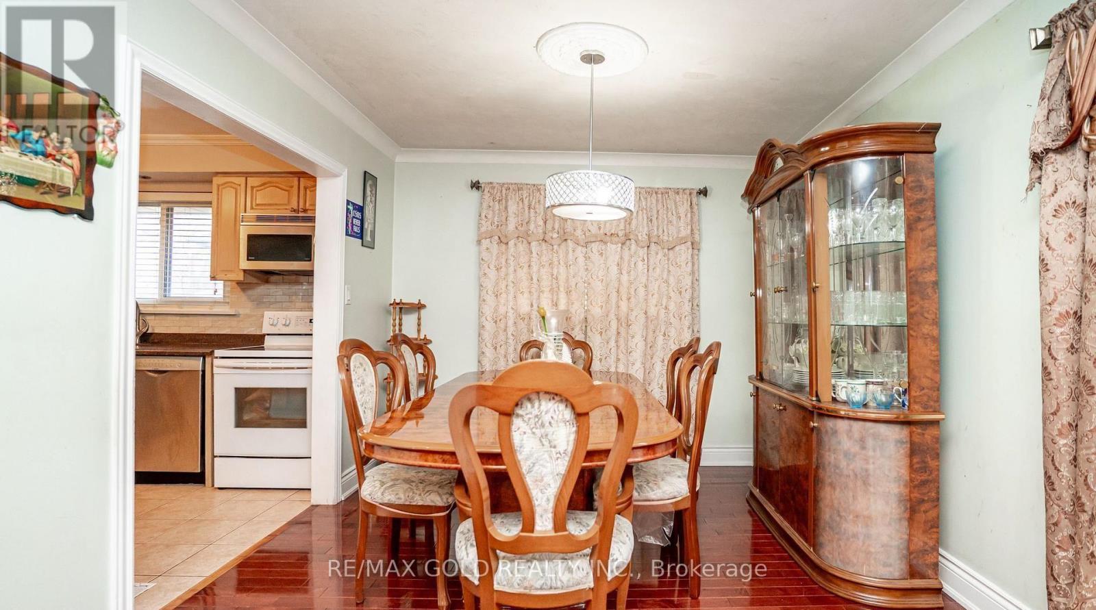 37 CARLYLE CRESCENT - 12