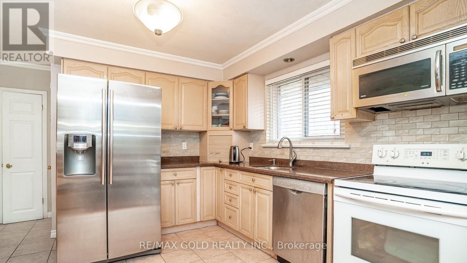 37 CARLYLE CRESCENT - 13