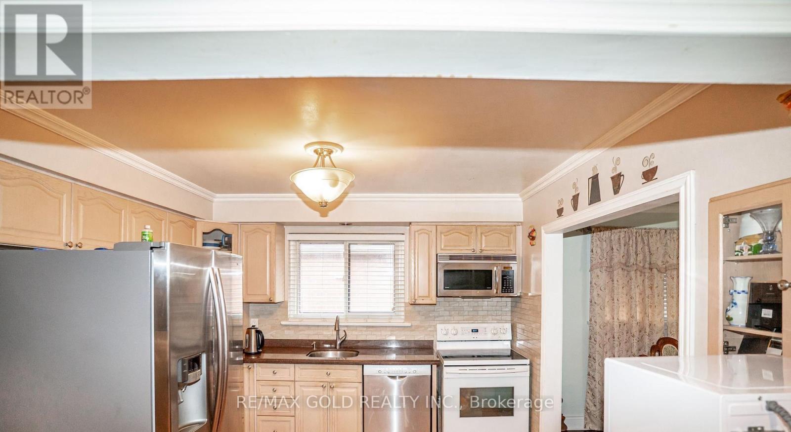 37 CARLYLE CRESCENT - 16