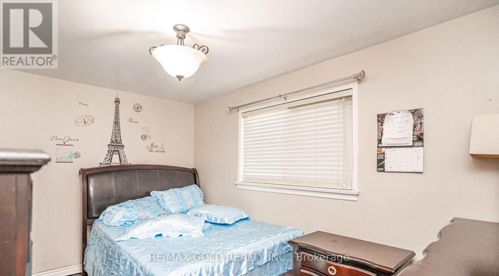 37 CARLYLE CRESCENT - 18