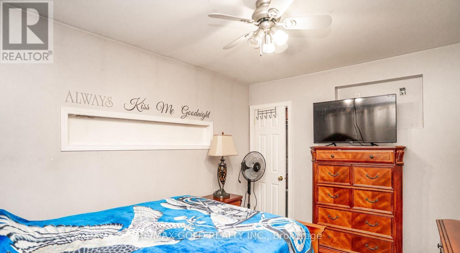 37 CARLYLE CRESCENT - 24