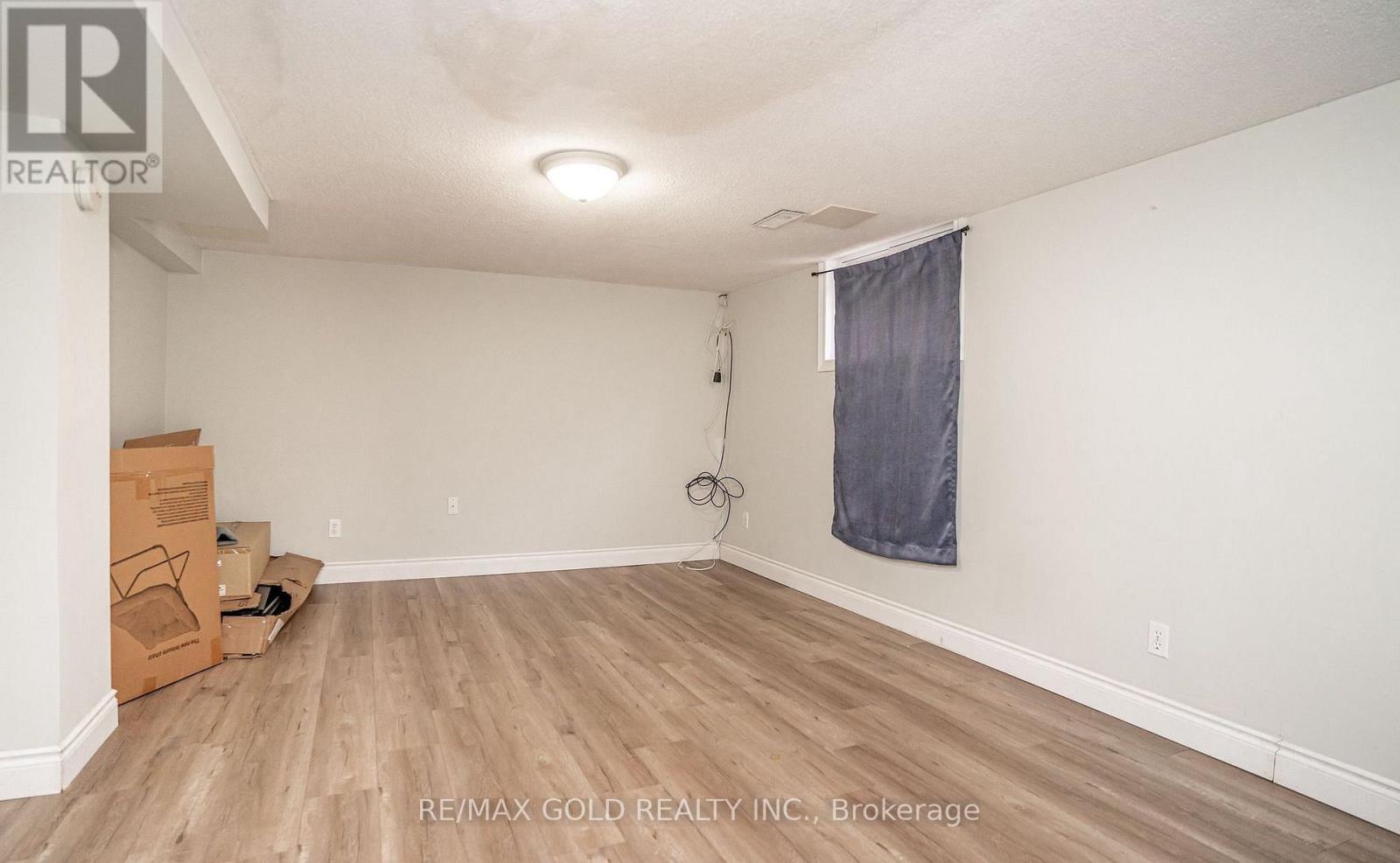 37 CARLYLE CRESCENT - 28