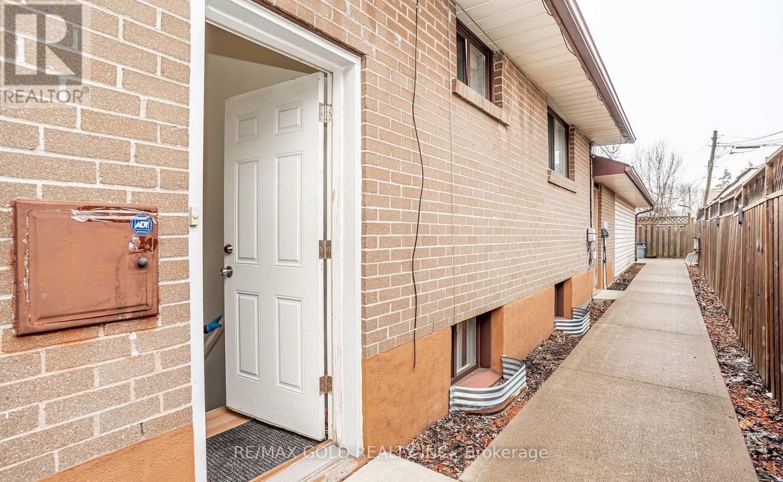 37 CARLYLE CRESCENT - 33