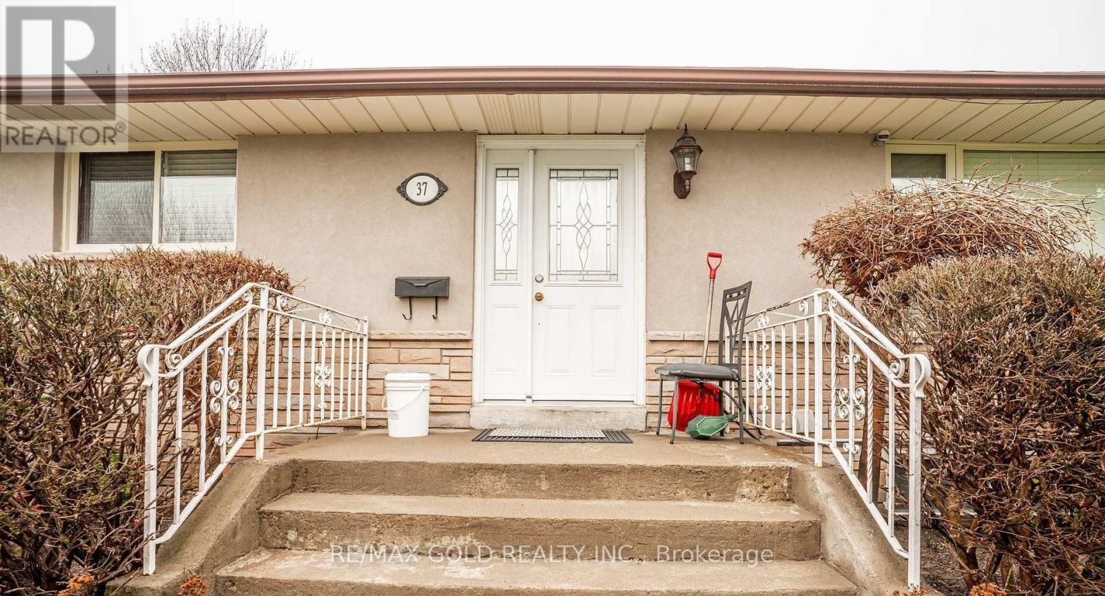 37 CARLYLE CRESCENT - 6