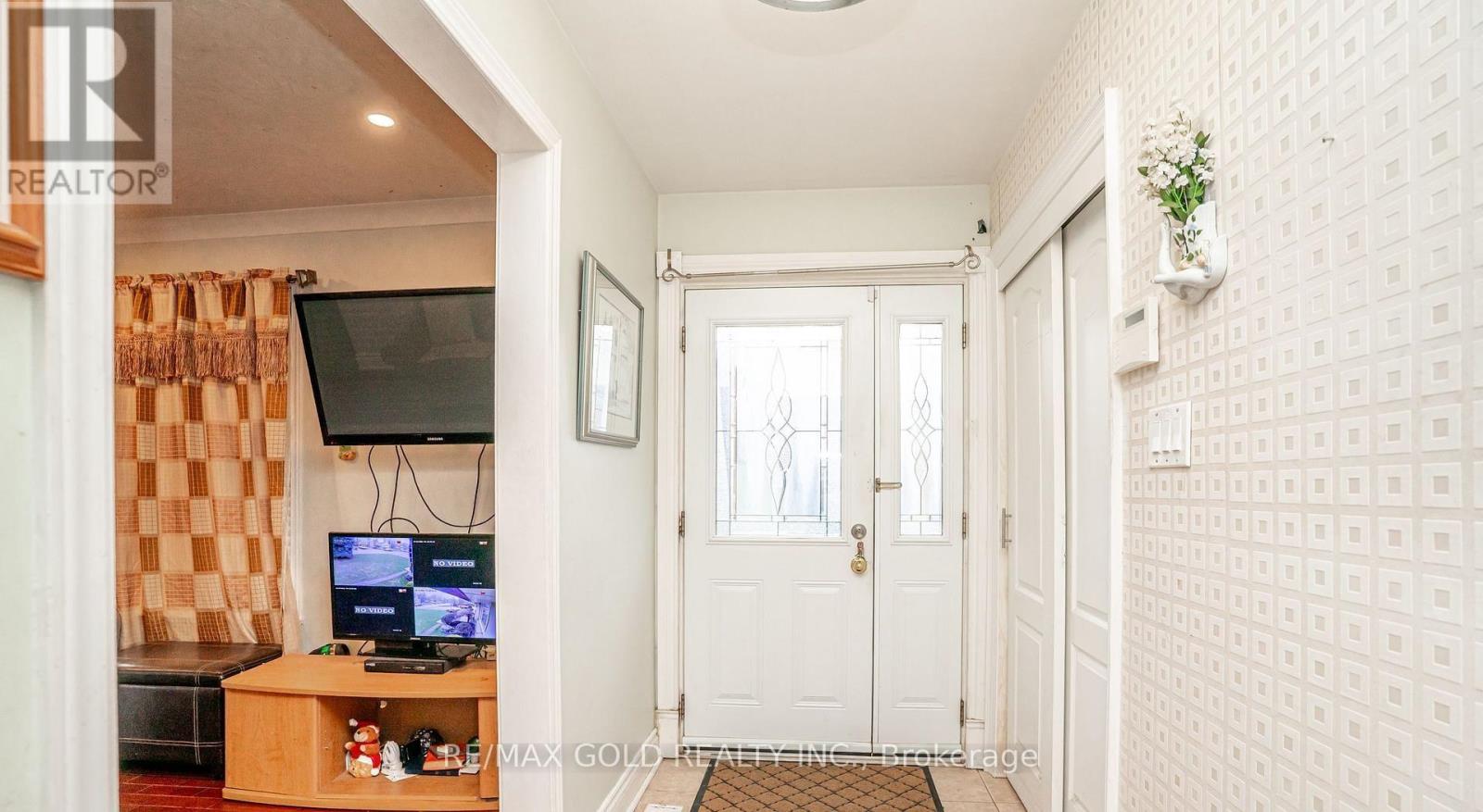 37 CARLYLE CRESCENT - 7