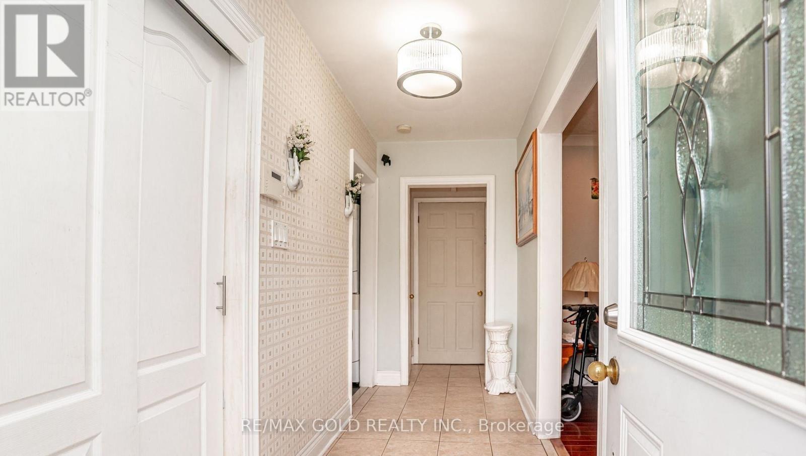 37 CARLYLE CRESCENT - 8