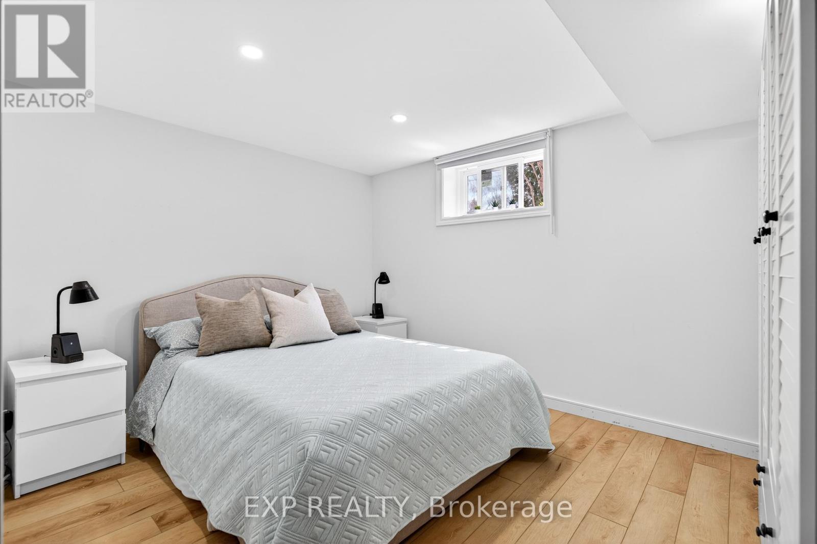 15 REXWAY DRIVE - 32
