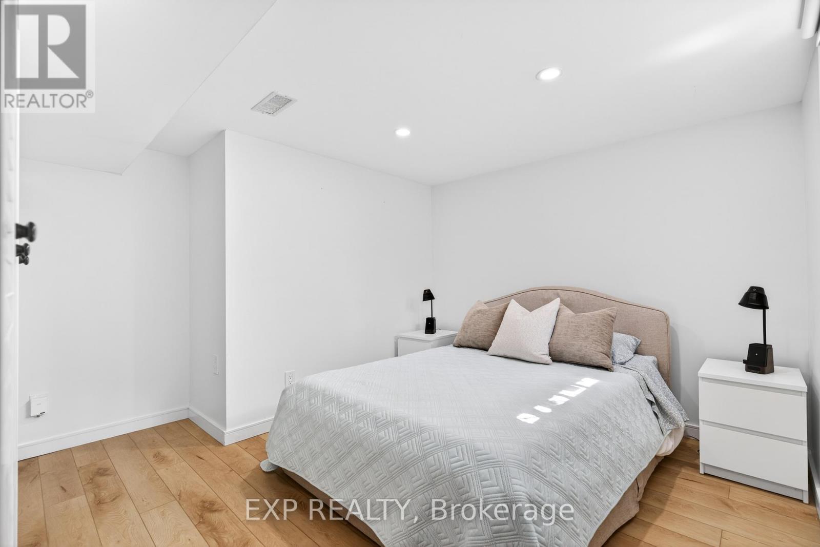 15 REXWAY DRIVE - 33