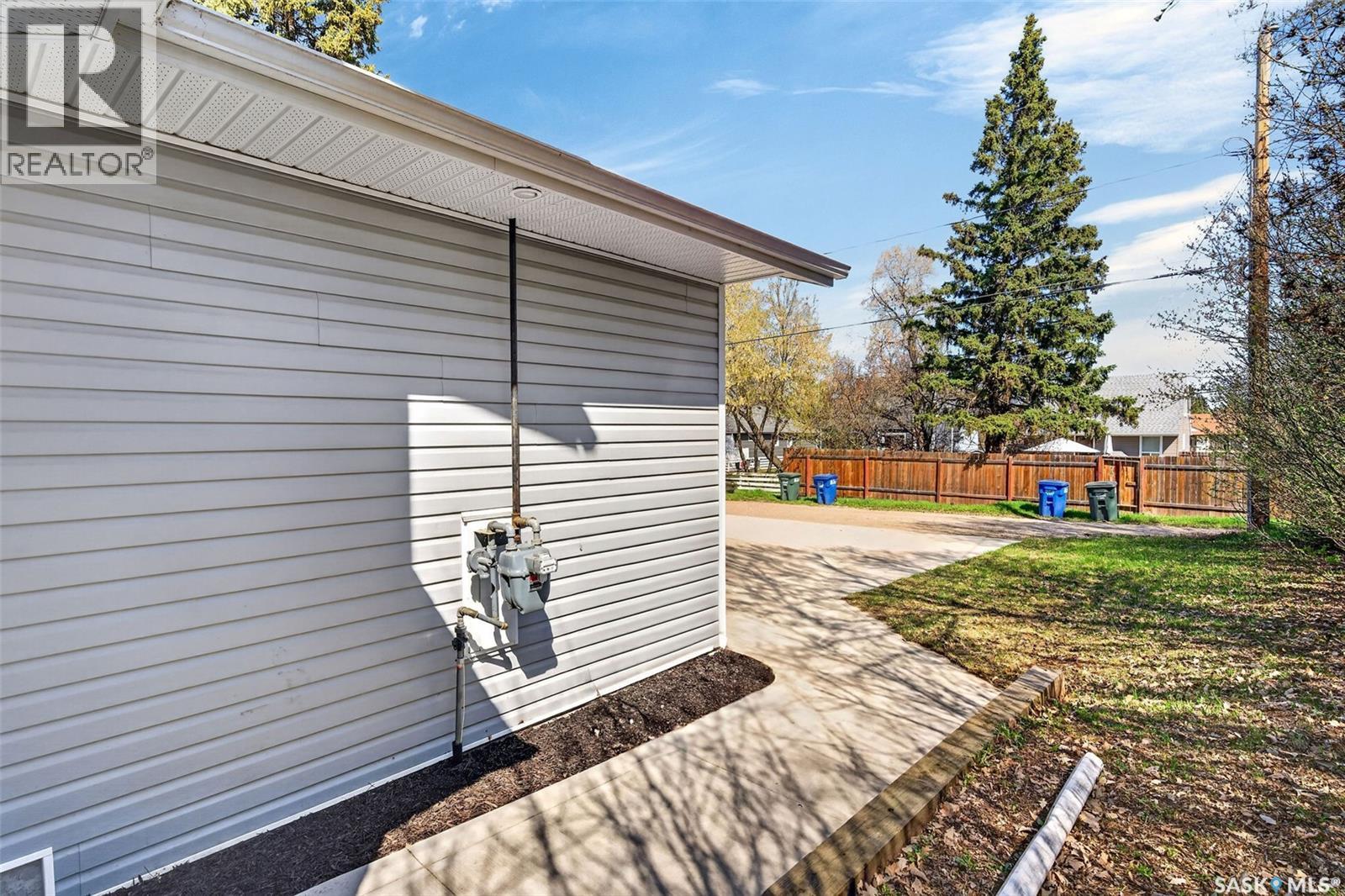 546 21st STREET E - Image 3