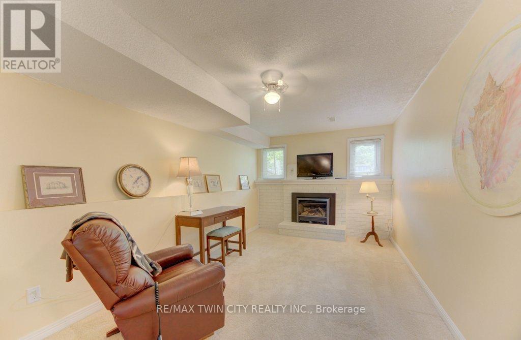 #28 375 HOLIDAY INN DRIVE - 16