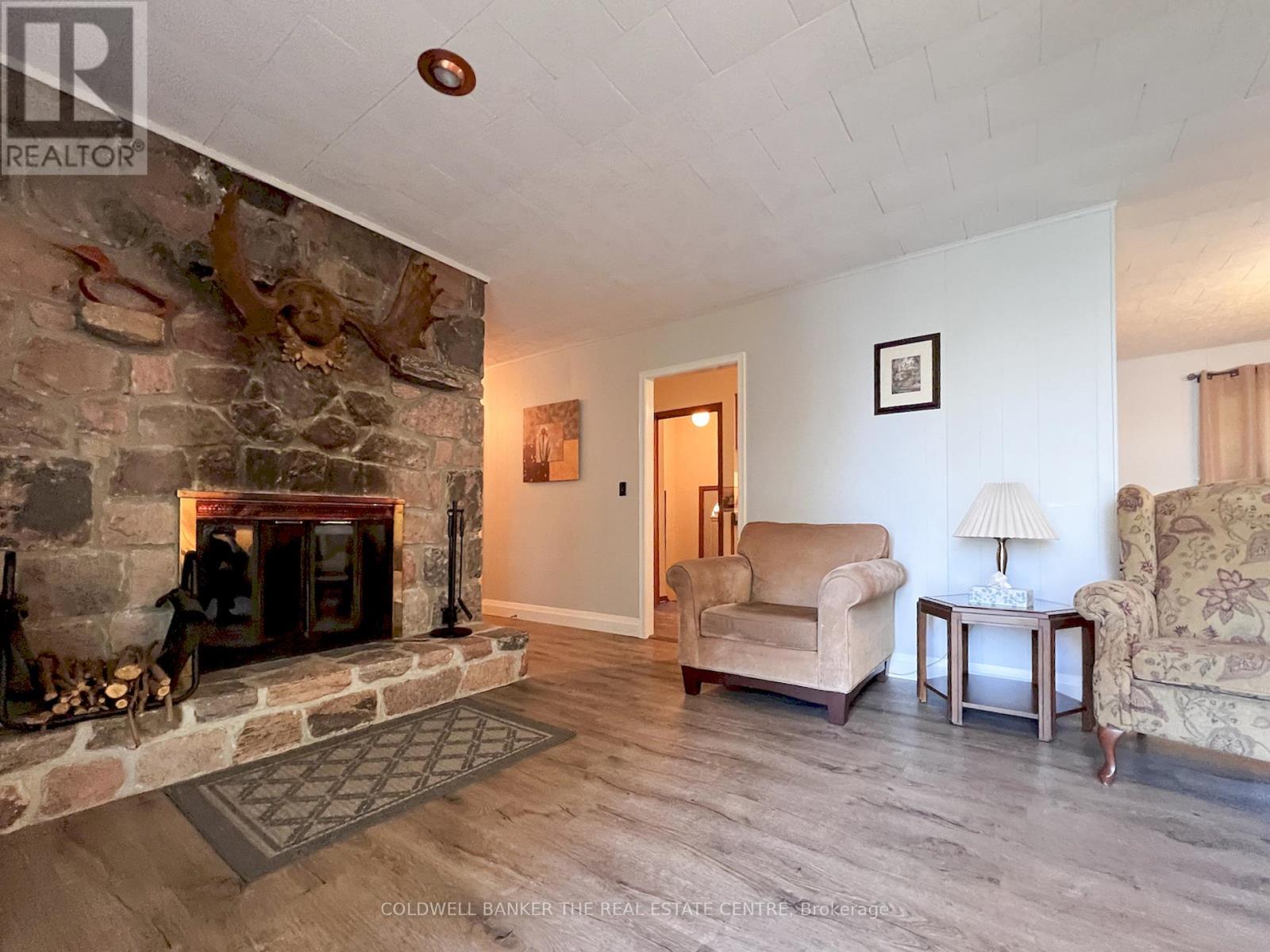46 IRIS DRIVE - 24