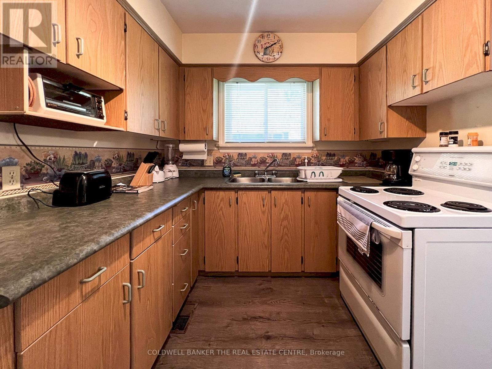 46 IRIS DRIVE - 28