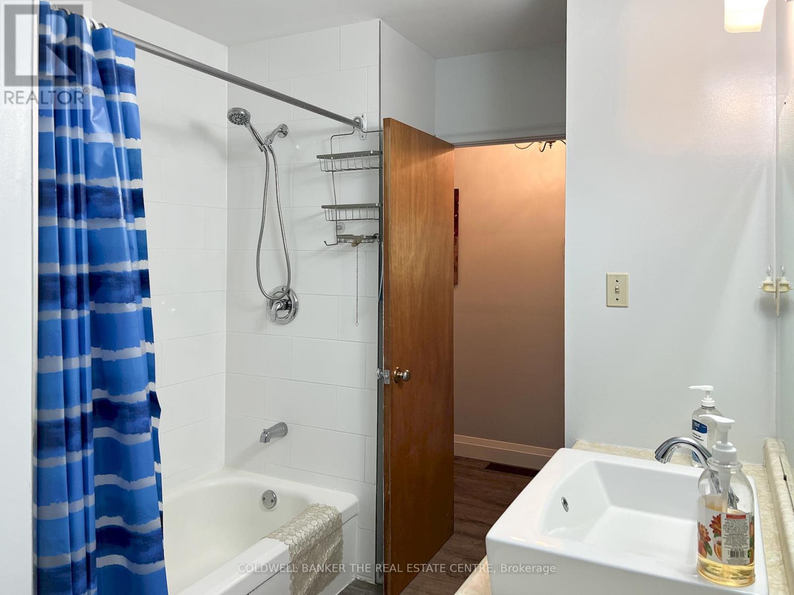 46 IRIS DRIVE - 40