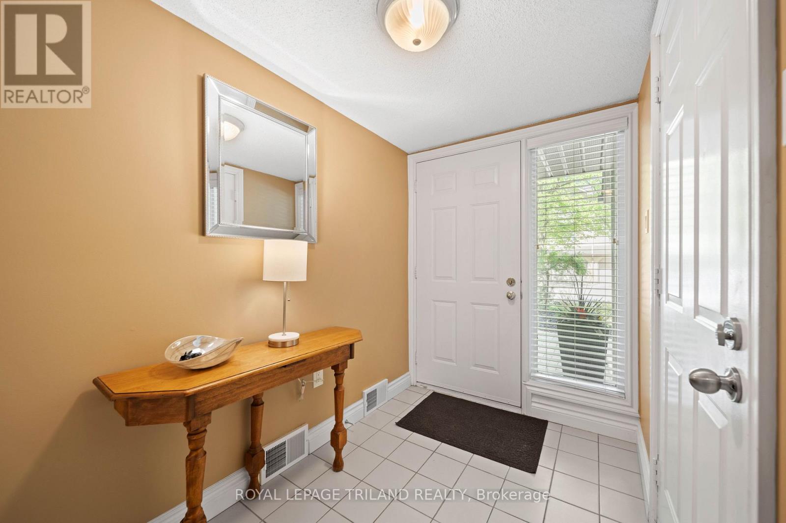 #4 1399 COMMISSIONERS ROAD W - 4