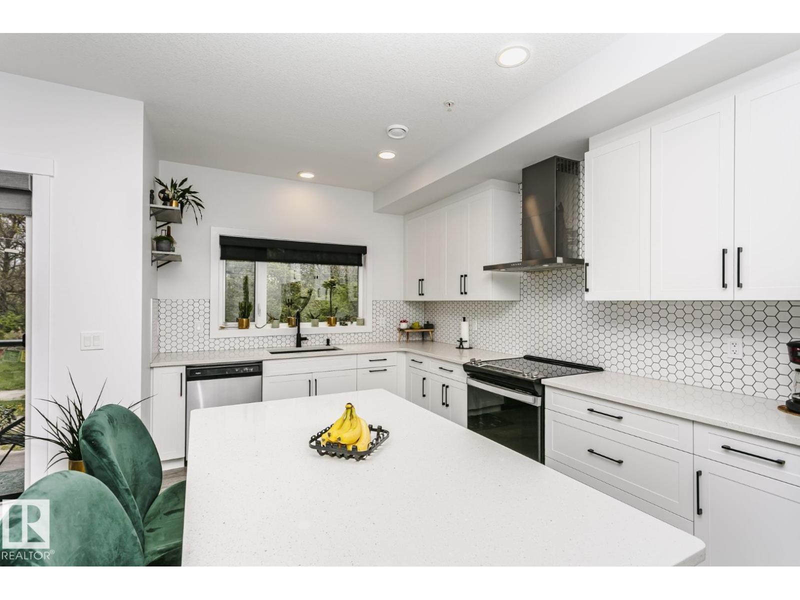 9737 101 ST NW - 16