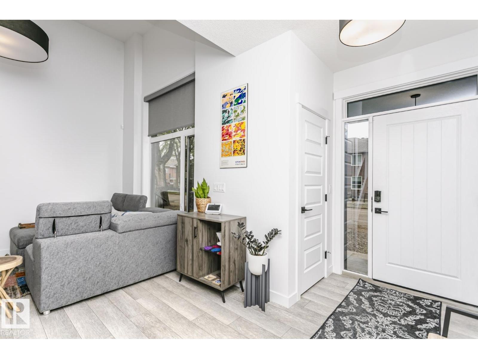 9737 101 ST NW - 4