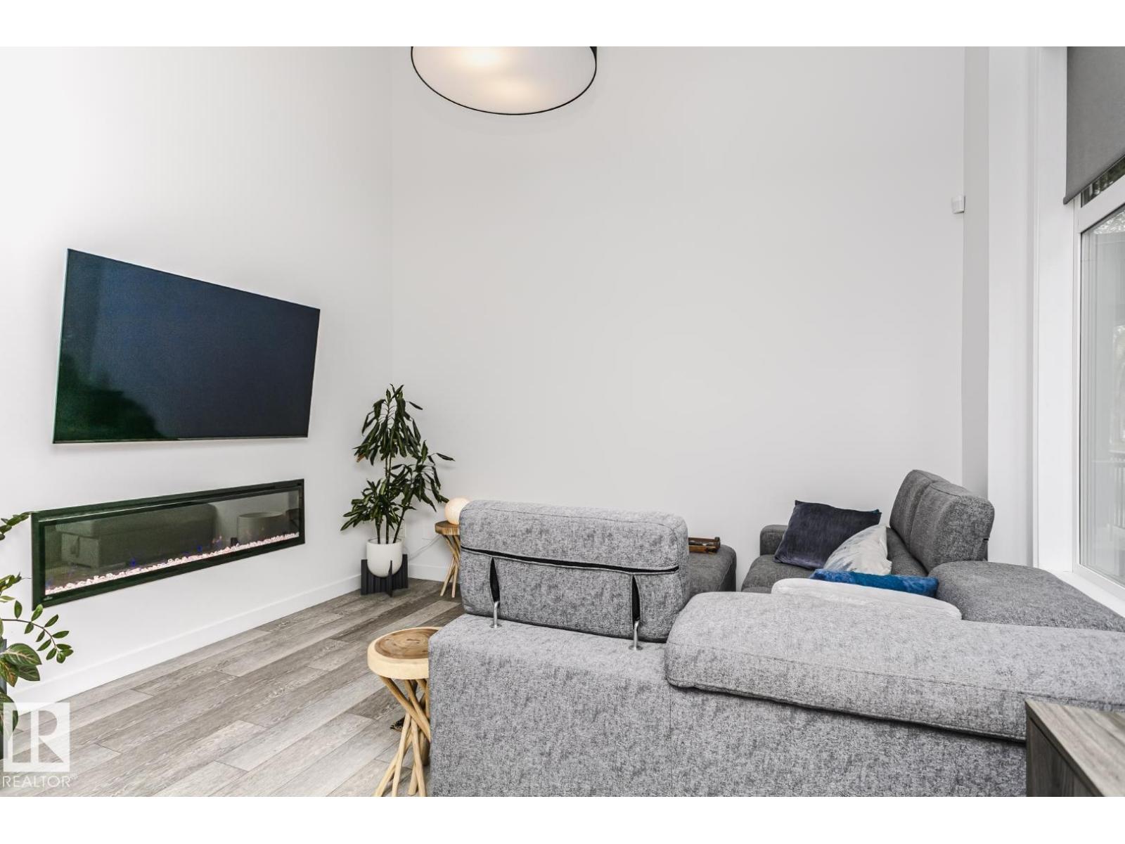 9737 101 ST NW - 5