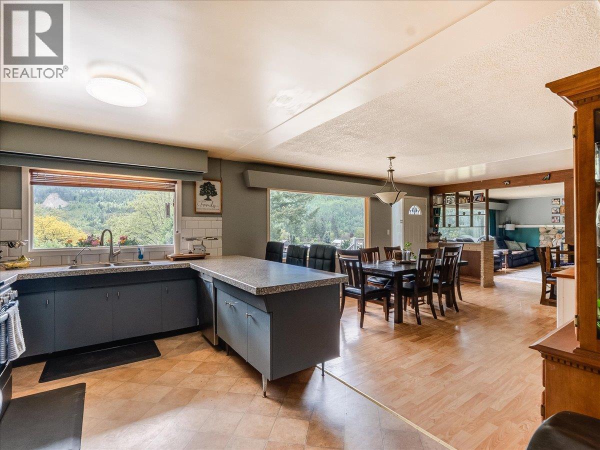 2927 UPPER LEVELS Road, Robson