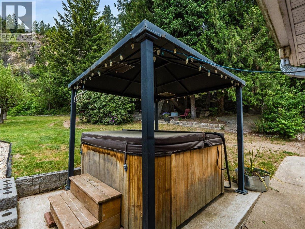 2927 UPPER LEVELS Road, Robson
