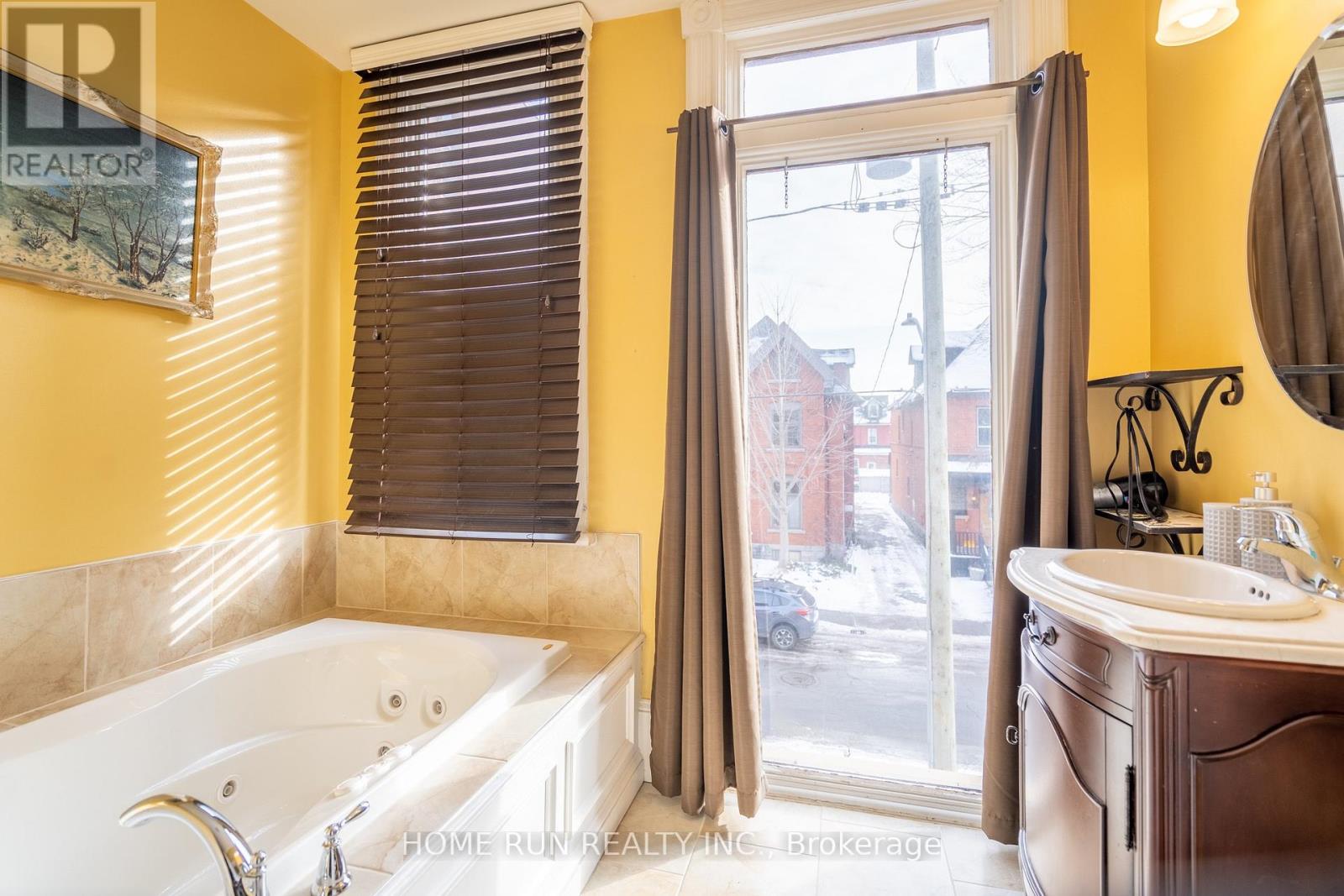 431 GILMOUR STREET - 19
