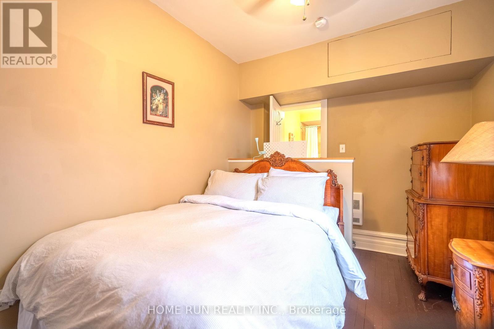 431 GILMOUR STREET - 23
