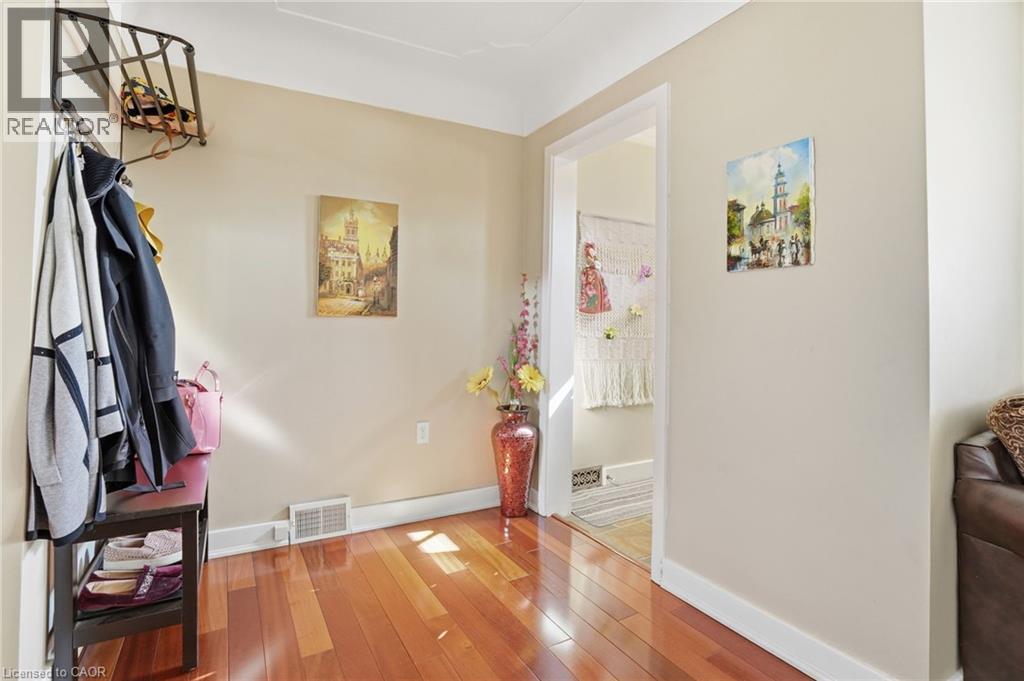 848 UPPER WELLINGTON Street - 5