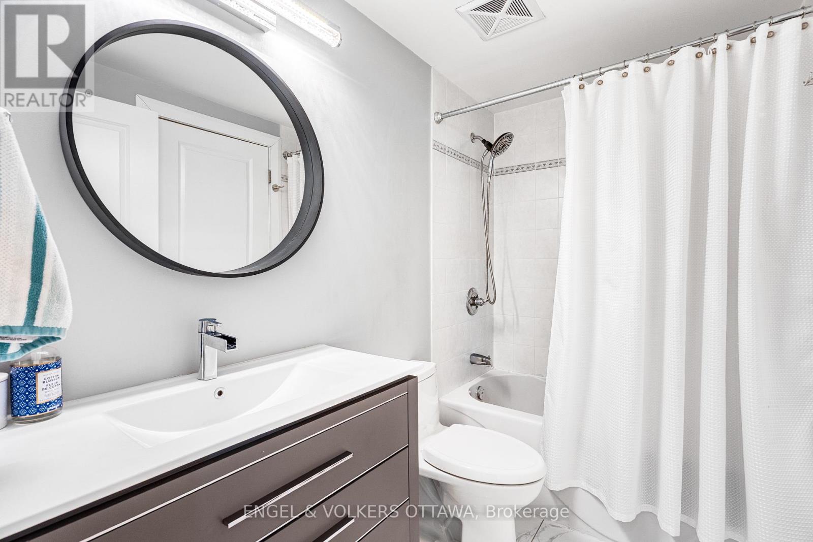 #202 200 RIDEAU STREET - 32