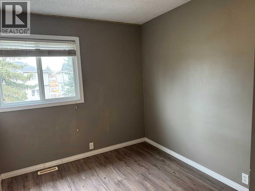 #8 220 Erin Mount Crescent SE - 13