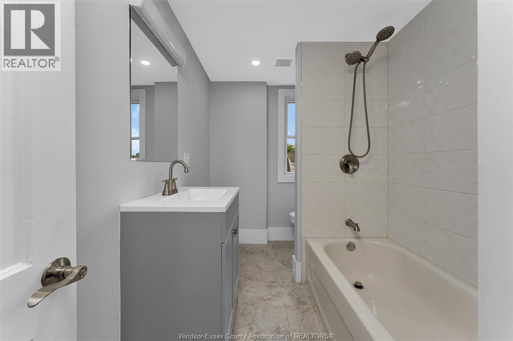 1525 DOUGALL ... - 18
