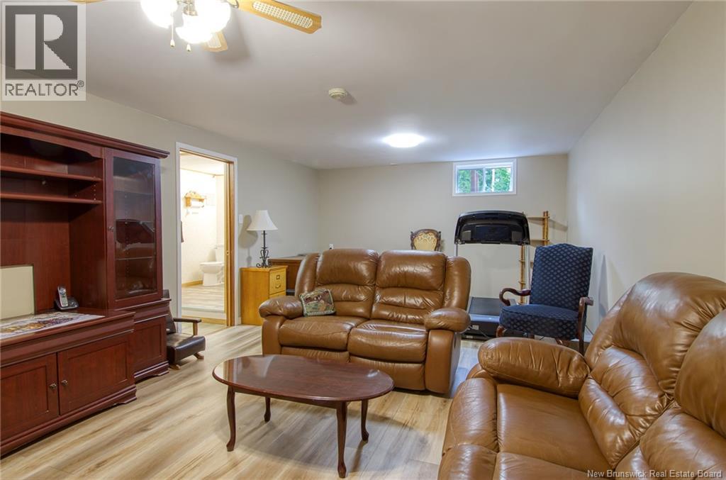 16 Armstrong Crescent - 33