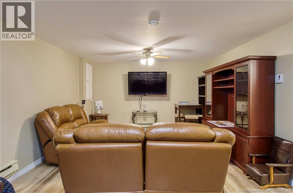 16 Armstrong Crescent - 32