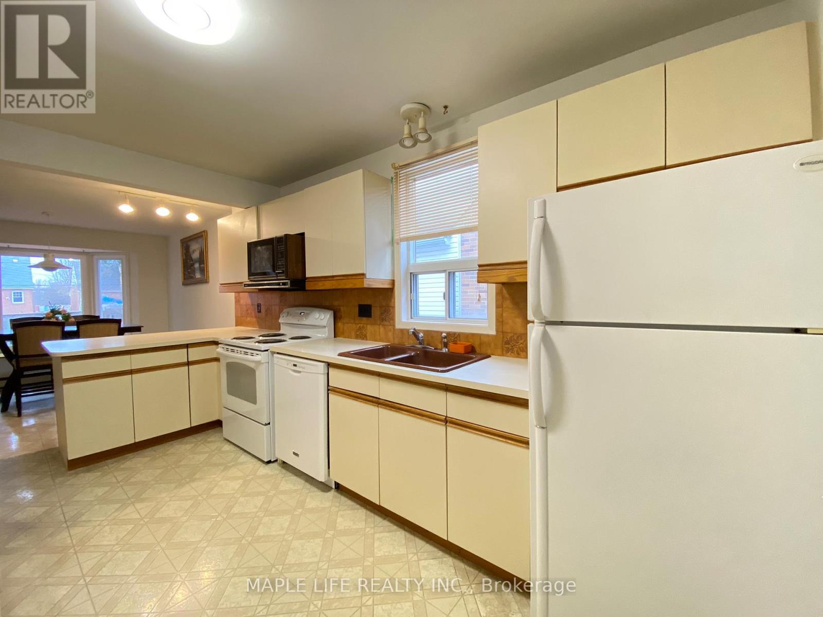 16 LYNDALE DRIVE - 7
