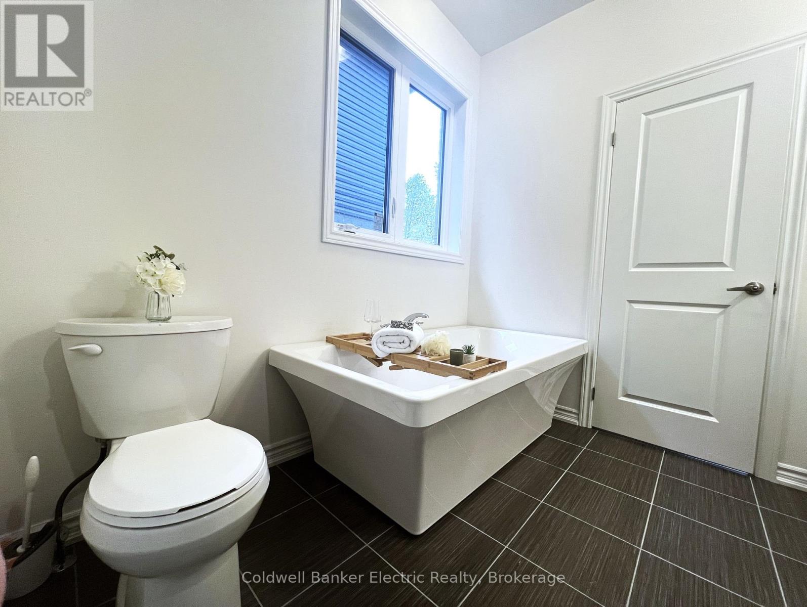 3 HILLCROFT WAY - 23