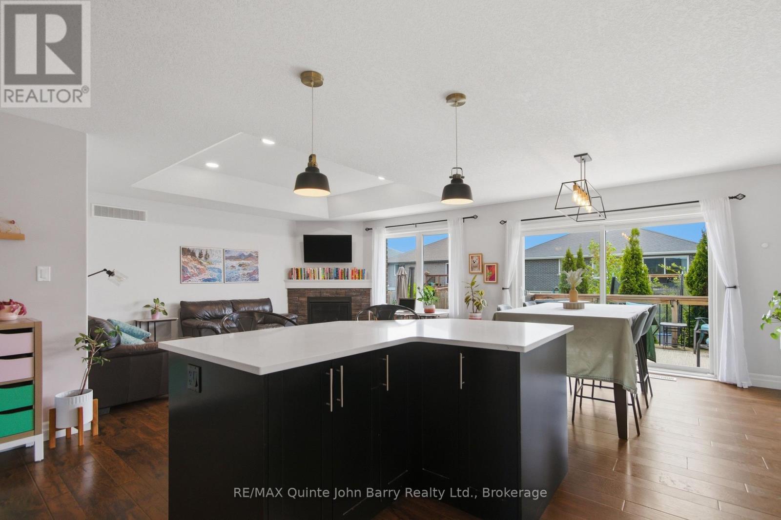 8 LIBERTY CRESCENT - 10