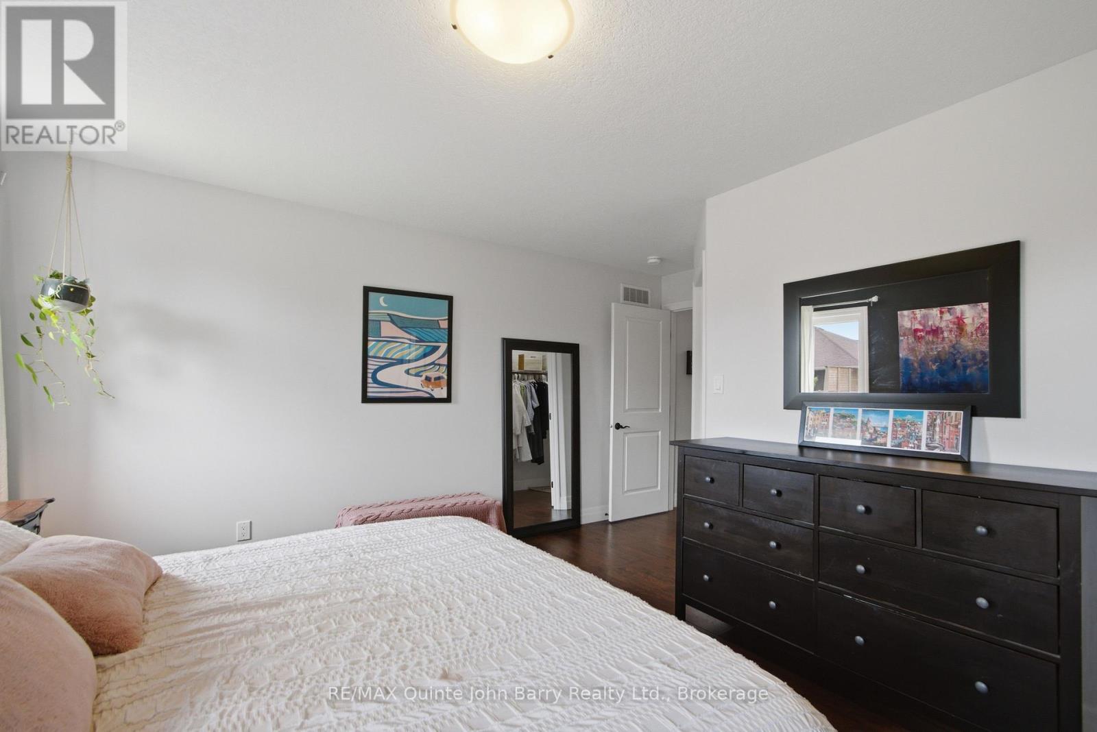 8 LIBERTY CRESCENT - 17