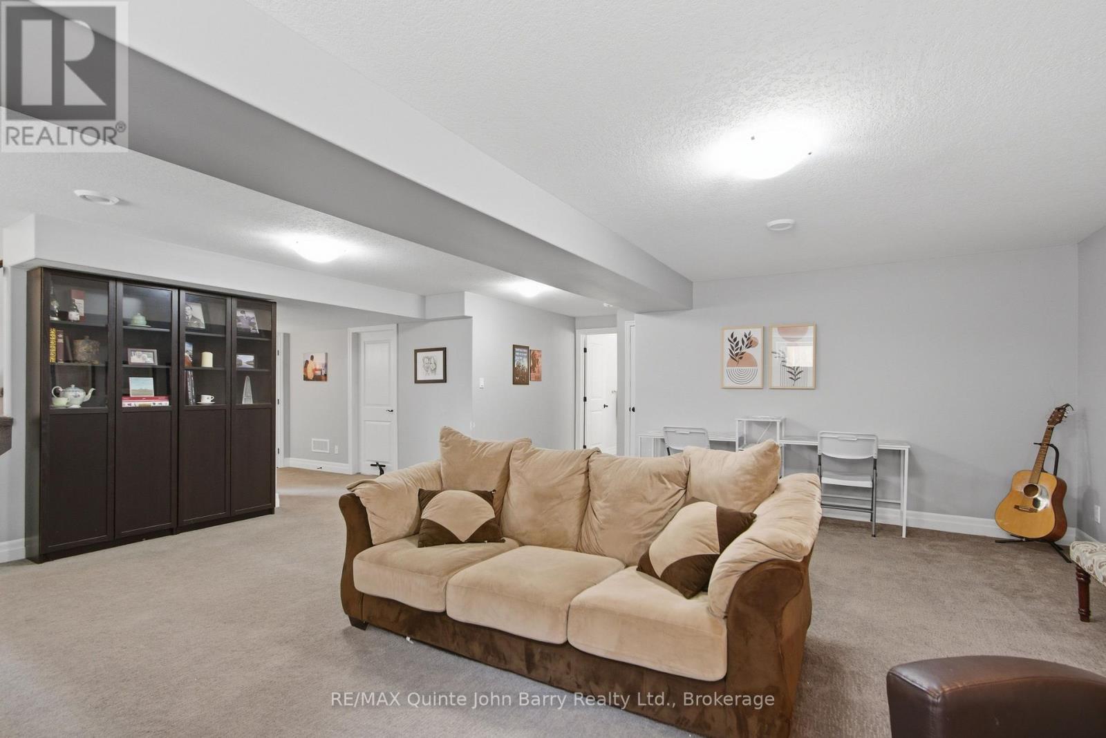 8 LIBERTY CRESCENT - 25
