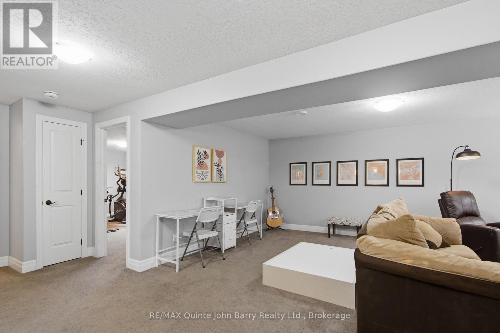 8 LIBERTY CRESCENT - 26