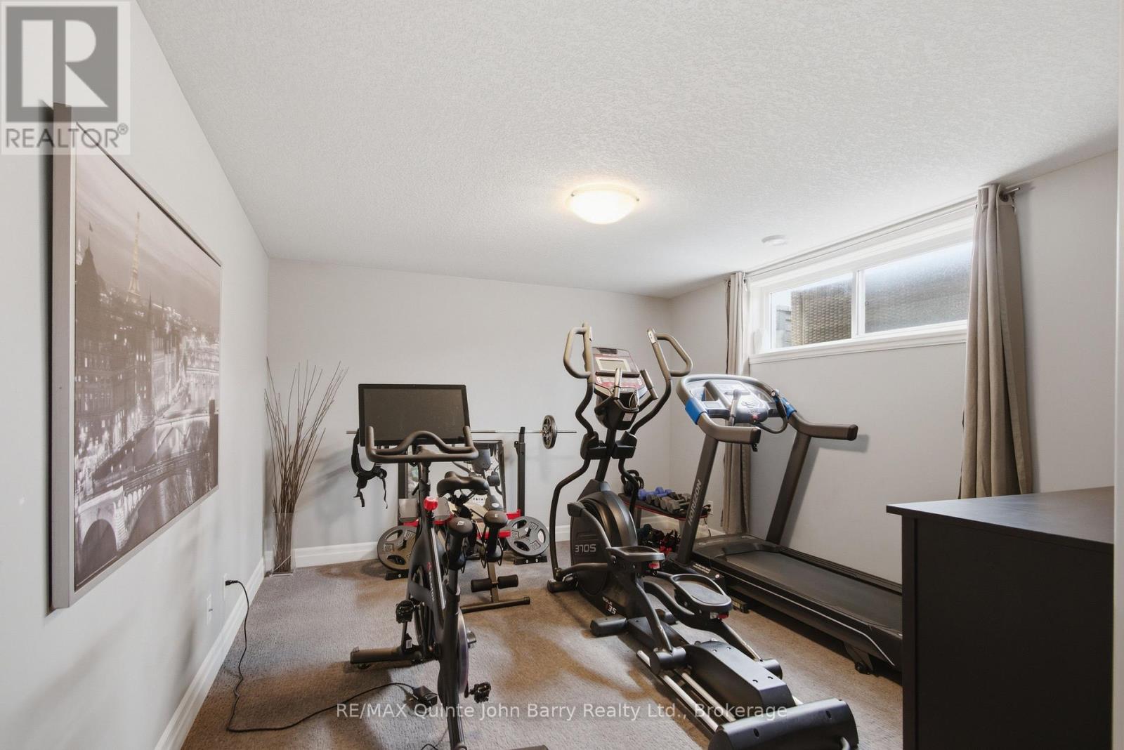 8 LIBERTY CRESCENT - 28