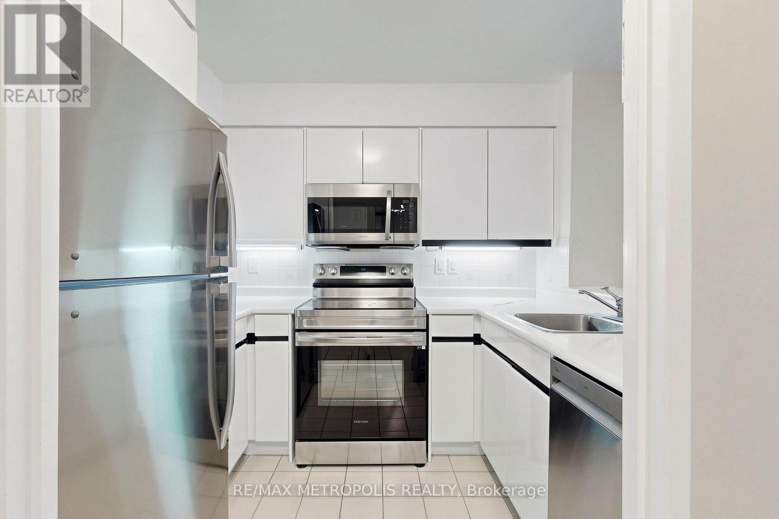 #311 7 CARLTON STREET - 11