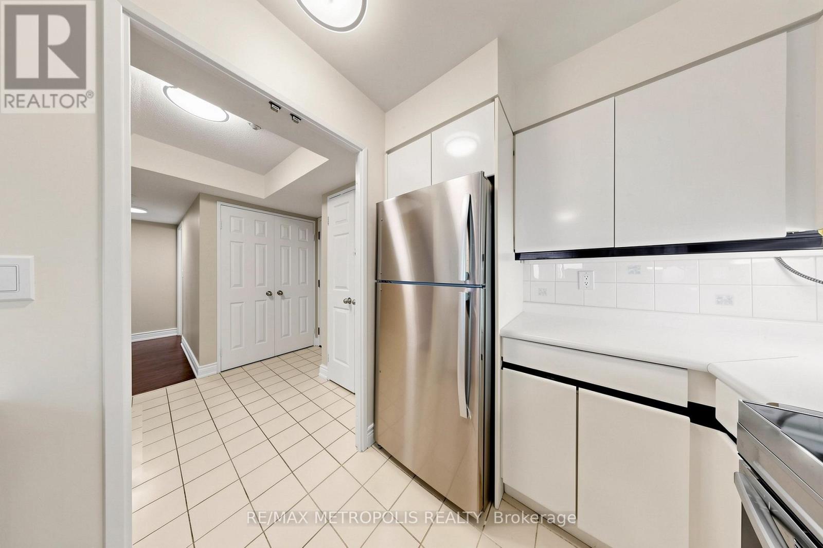 #311 7 CARLTON STREET - 13