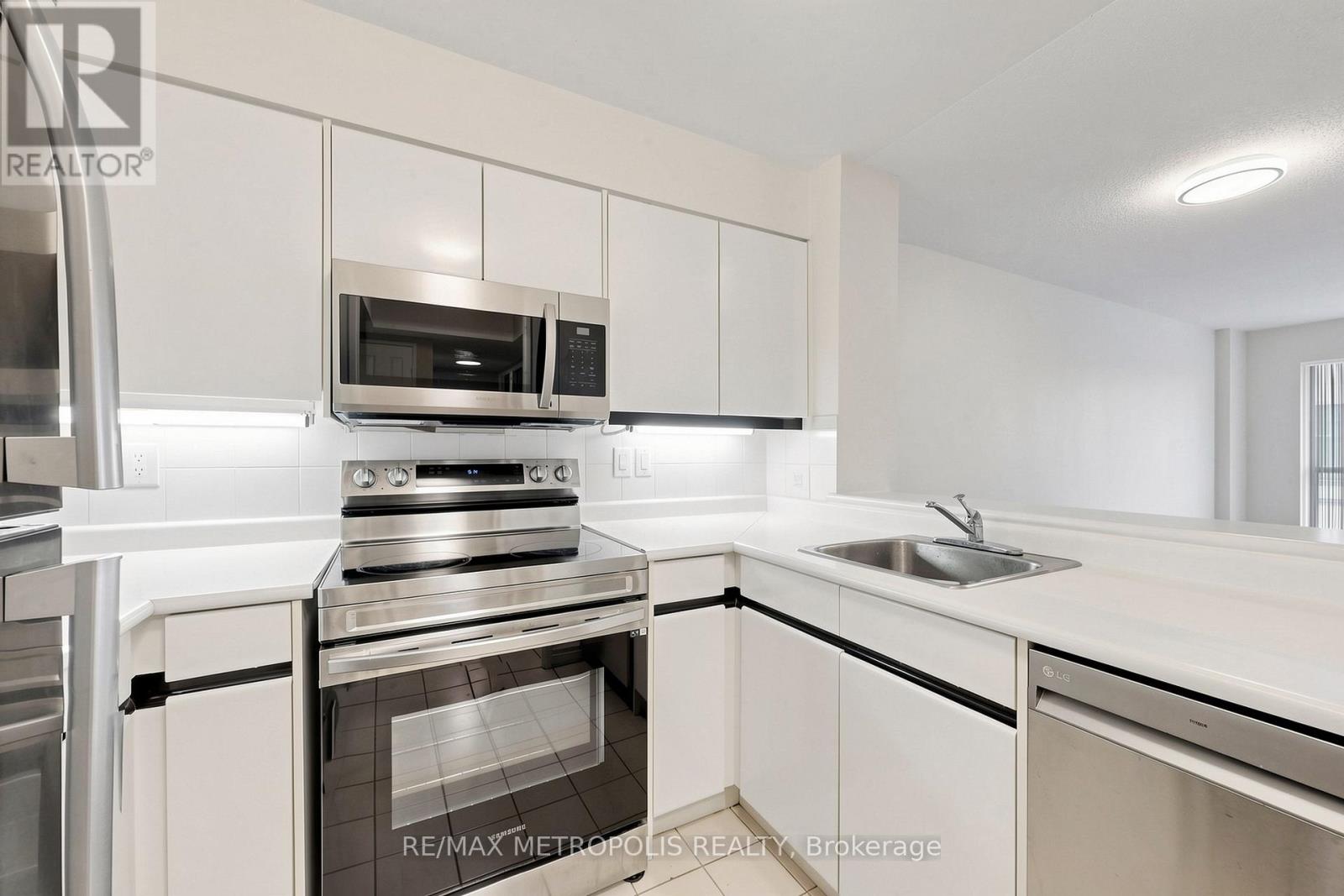 #311 7 CARLTON STREET - 12