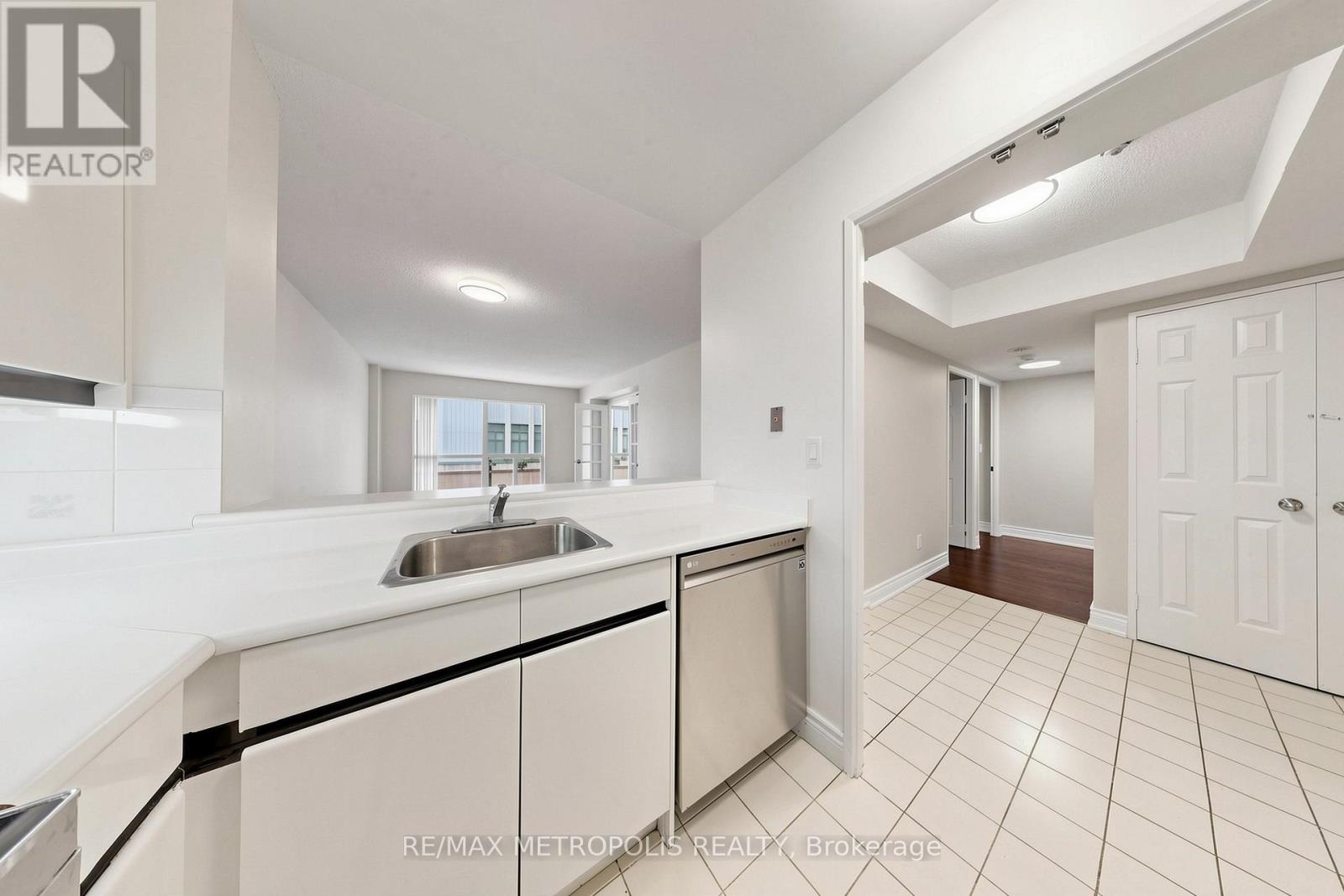 #311 7 CARLTON STREET - 14