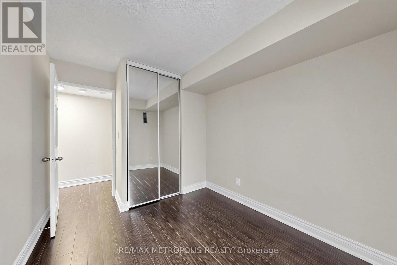 #311 7 CARLTON STREET - 23
