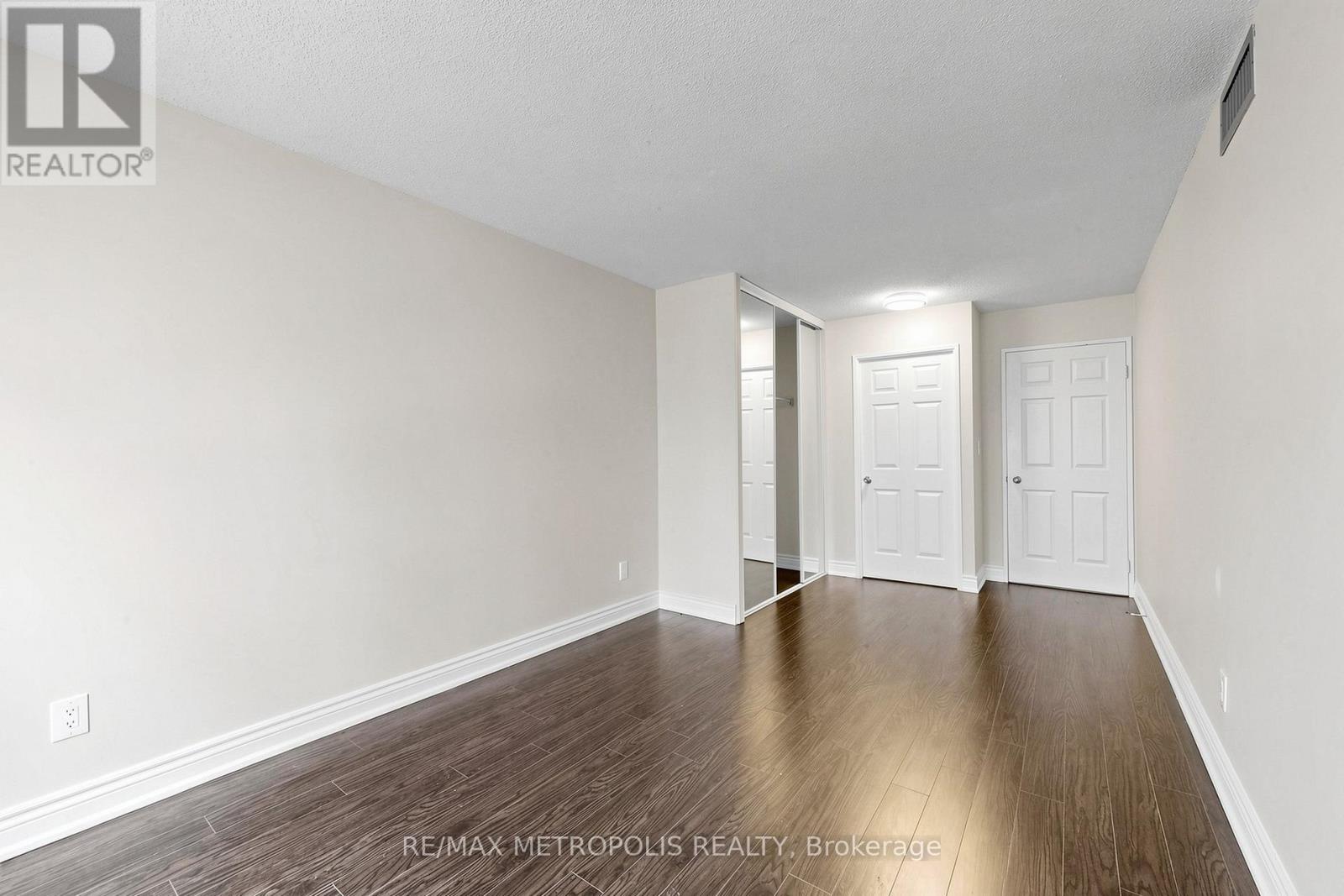 #311 7 CARLTON STREET - 19