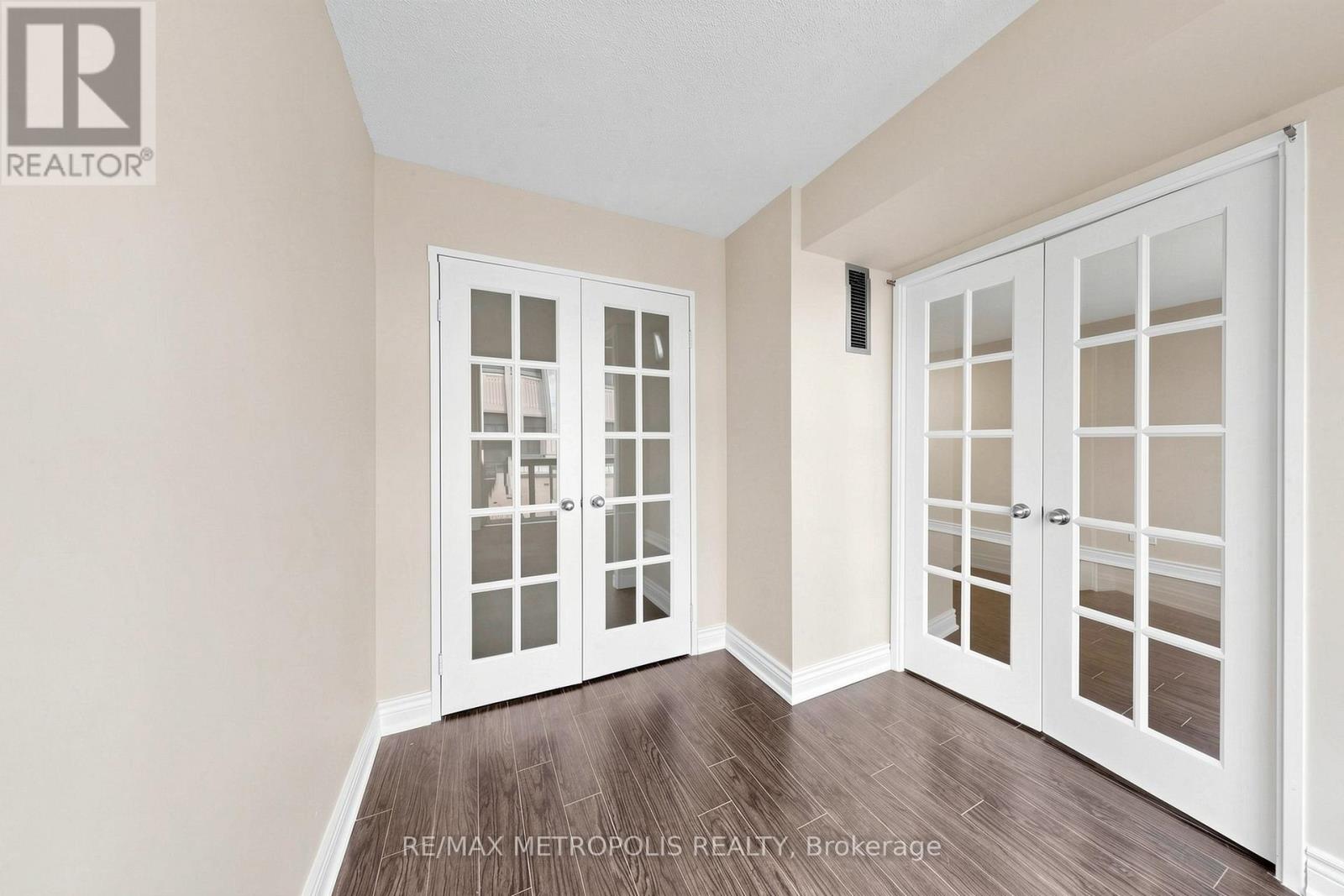 #311 7 CARLTON STREET - 26