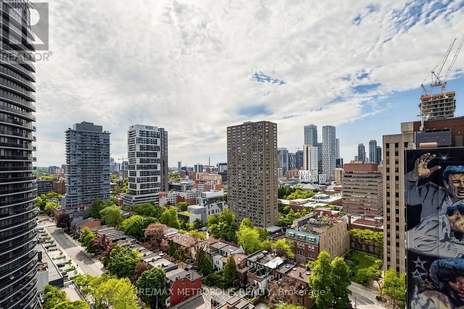 #311 7 CARLTON STREET - 41