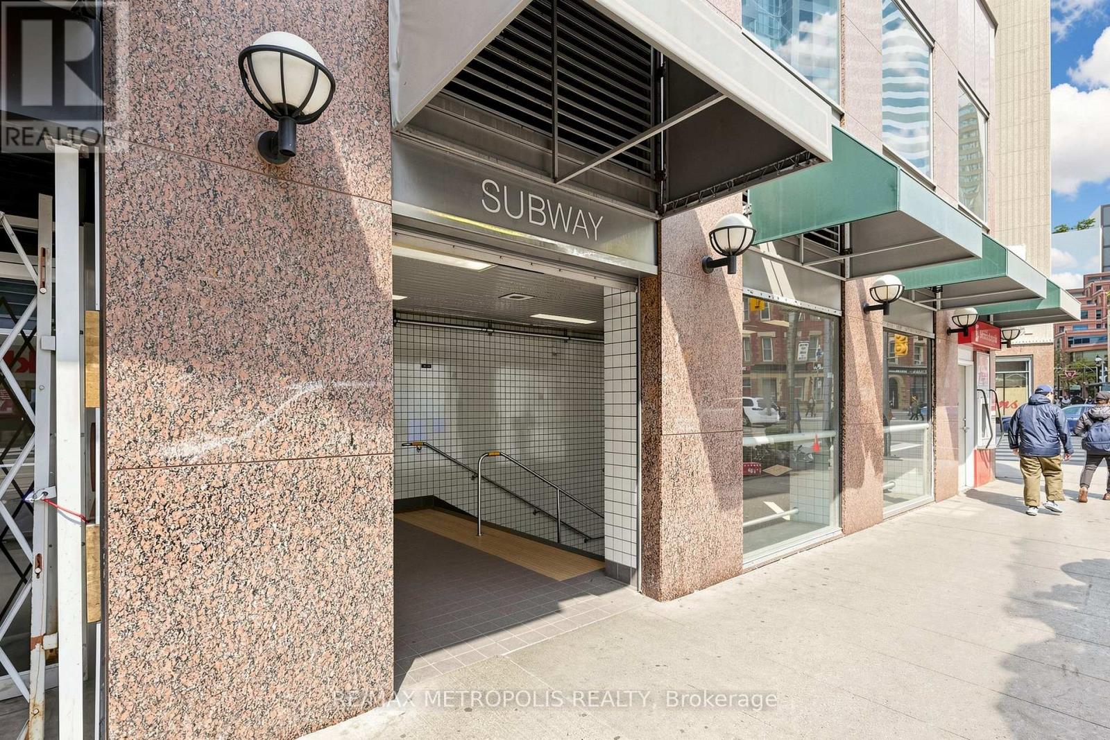 #311 7 CARLTON STREET - 42